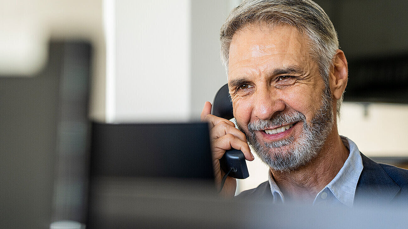 Servicemitarbeiter von Cegema am Telefon - unter der Nummer +49 331 600 336 0 ist Cegema für Fragen und Aufträge erreichbar